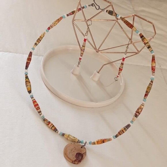 Handmade (Nalepo Maasai Women's Group) bead necklace with matching earrings - Picture 2 of 9